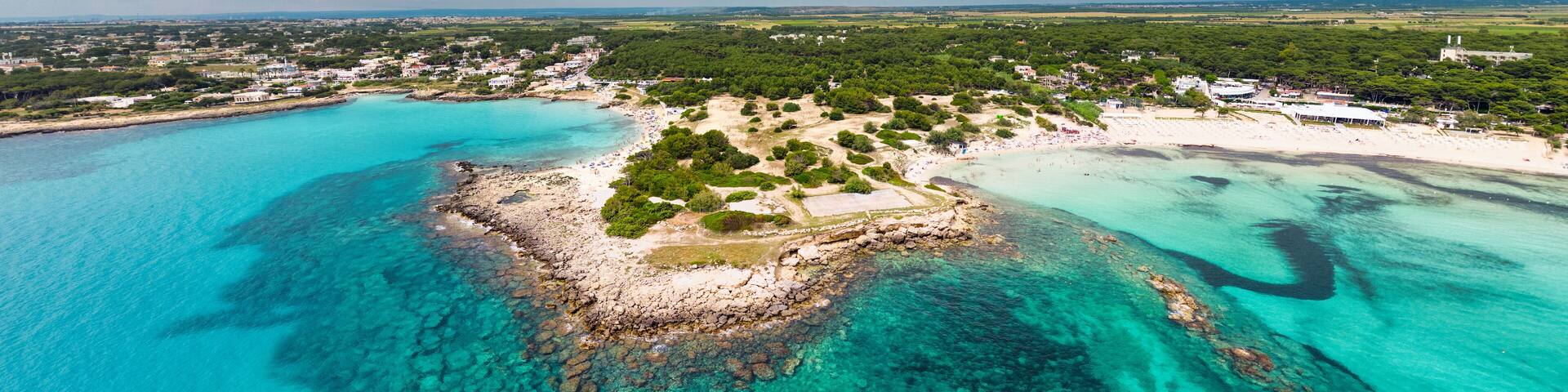 Salento - vista panoramica dal drone del mare e la scogliera in un pomeriggio di estate - marina di Pulsano, Taranto, Puglia, Italy