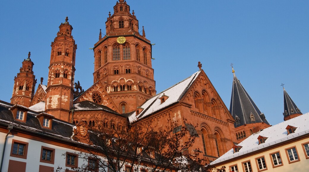 Una chiesa storica con un'imponente torre dell'orologio e architettura elaborata.