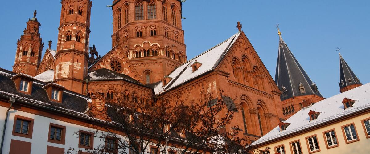 Una chiesa storica con un'imponente torre dell'orologio e architettura elaborata.