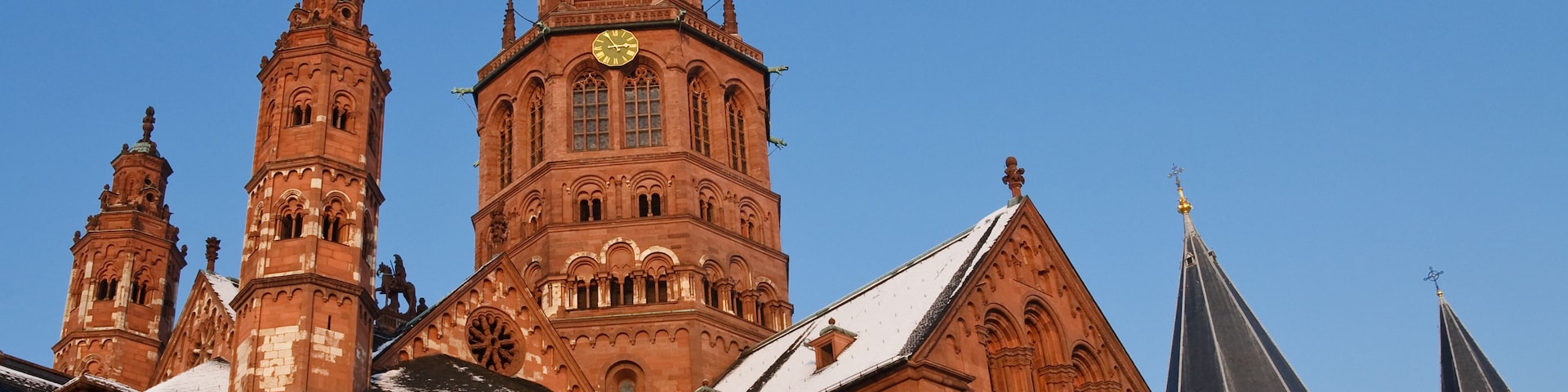 Una iglesia histórica con una destacada torre de reloj y arquitectura elaborada.