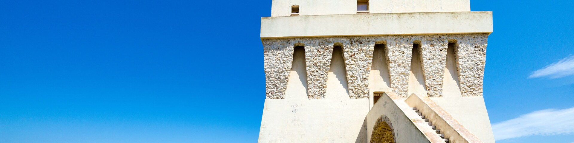 Una torre costera con una escalera y una vista despejada del mar.