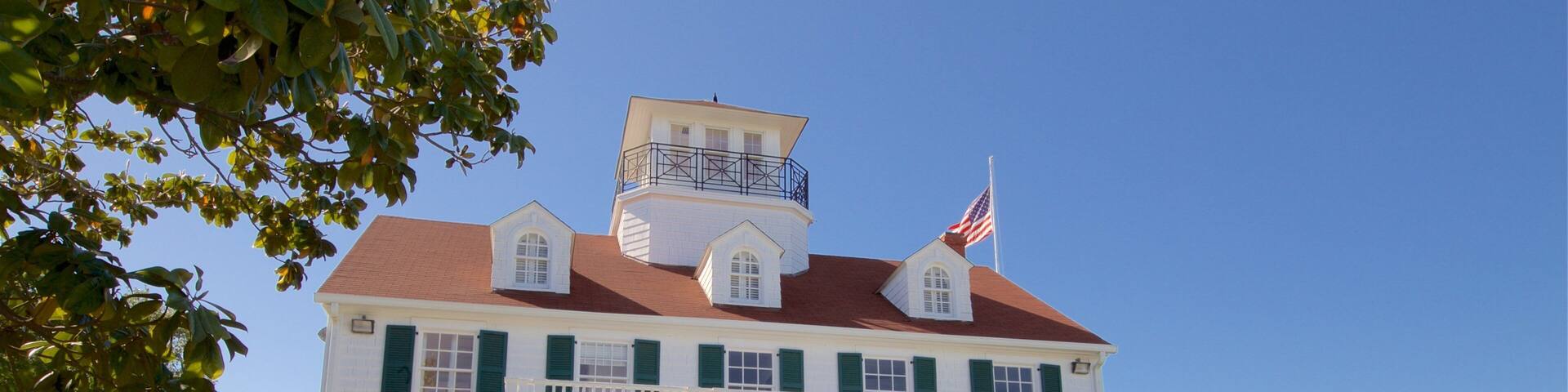 St. Simons Island featuring a house