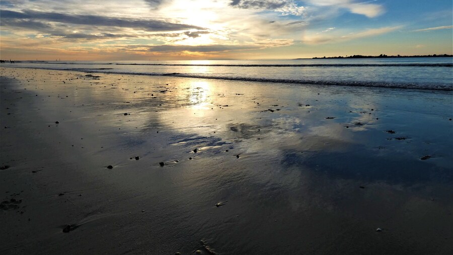 Beautiful sand beach with the Isle of Wight just visible on the horizon. Huge car park with lots of facilities, and great for photographing sunsets! Dog friendly all year round on the East Head stretch. #perspective