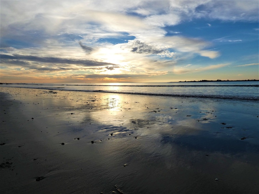 Beautiful sand beach with the Isle of Wight just visible on the horizon. Huge car park with lots of facilities, and great for photographing sunsets! Dog friendly all year round on the East Head stretch. #perspective
