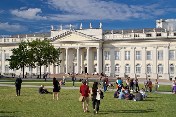 Kassel montrant parc, scĂšnes de rue et patrimoine architectural