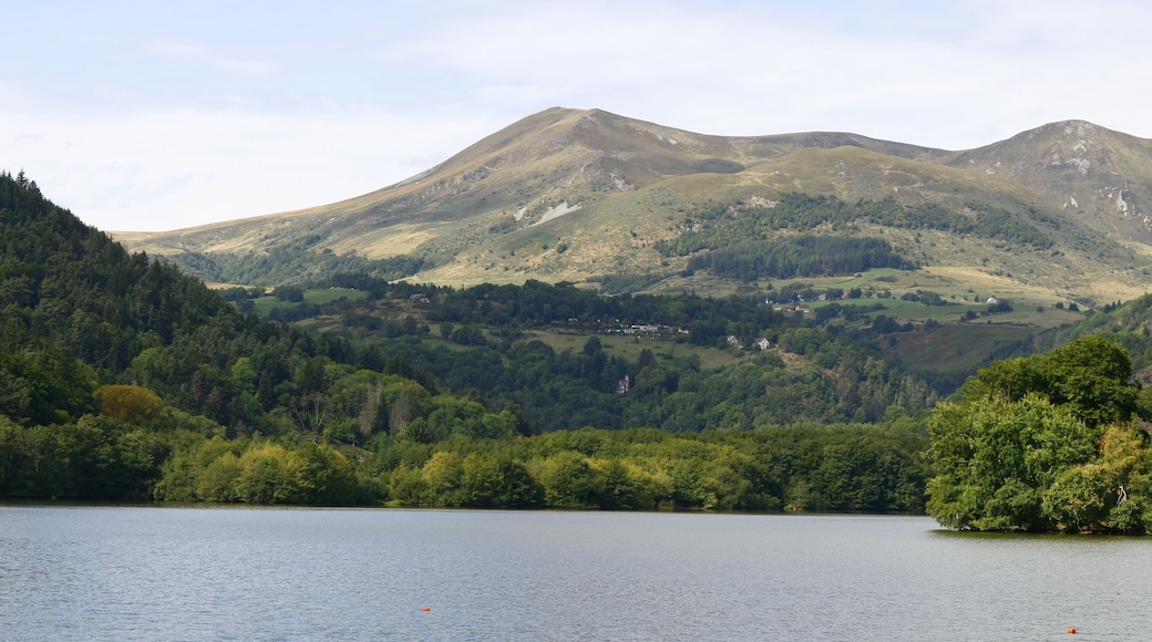 Le lac Chambon est un lac volcanique, situé au coeur du Parc des Volcans d'Auvergne dans le département du Puy-de-Dôme en France, avec de nombreux îlots