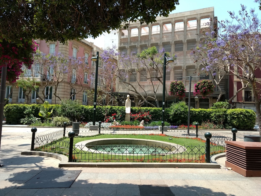 Plaza Juan Cassinello, también conocida como plaza del educador y, tradicionalmente, plaza de la leche.