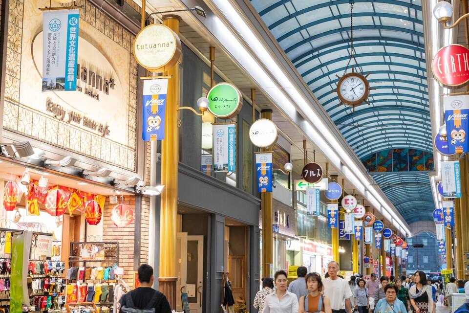 Una vivace area commerciale al chiuso con numerosi negozi e insegne appese.