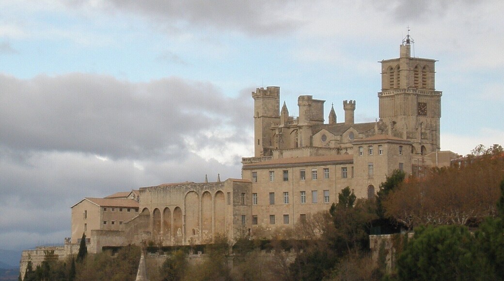 La cathédrale Saint-Nazaire de Béziers (France) et en contrebas, l'église Saint-Jude