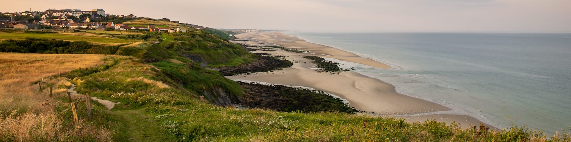 Panorama de la côte d'Opale au lever du soleil (Alprech, Boulogne sur mer, France)