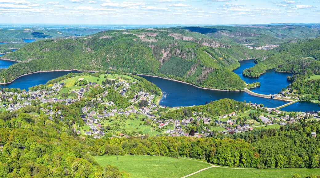 Panorama des Rursees im Nationalpark Eifel vom südlichen Ende bei Rurberg, aus der Luft gsehen