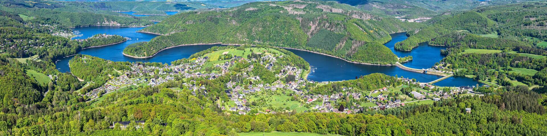 Panorama des Rursees im Nationalpark Eifel vom südlichen Ende bei Rurberg, aus der Luft gsehen