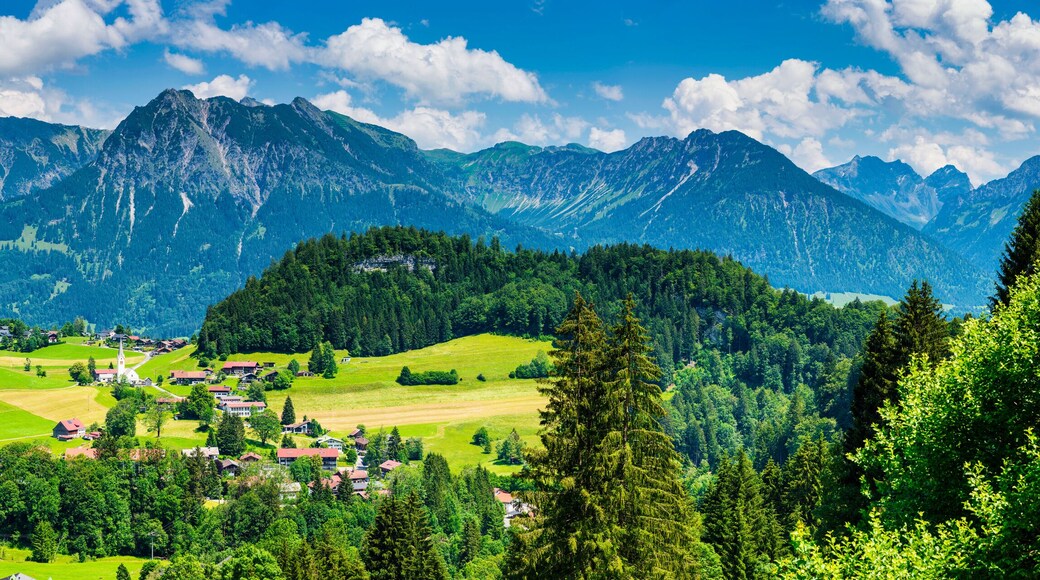 Germany, Bavaria, Tiefenbach, Countryside village in Allgau Alps with Entschenkopf, RubihornÔøΩand Schattenberg in background