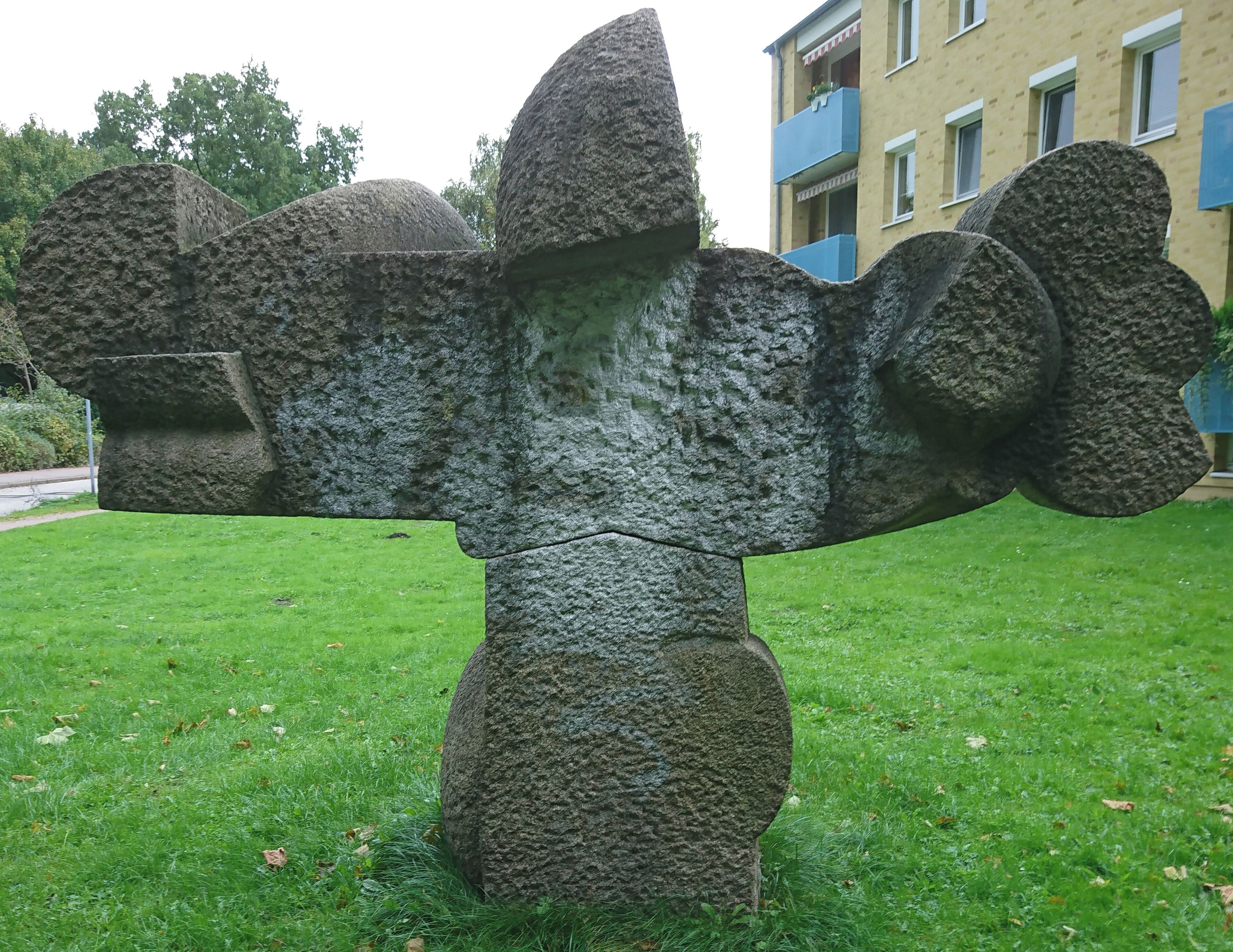 Der Baum von Hans Kock, 1965 aufgestellt an der Tangstedter Landstraße 445, umgesetzt 2017 auf einem Rasen an der Straße Holitzberg 131, 133 (Rückseite des Hauses). Eigentümer: Siemers-Stiftung
