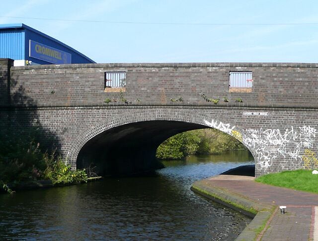 Avenue Road Bridge over the canal, Aston The Birmingham and Fazeley Canal stretches fifteen miles between Farmer's Bridge Junction and Fazeley Junction, and has thirty-eight locks.
