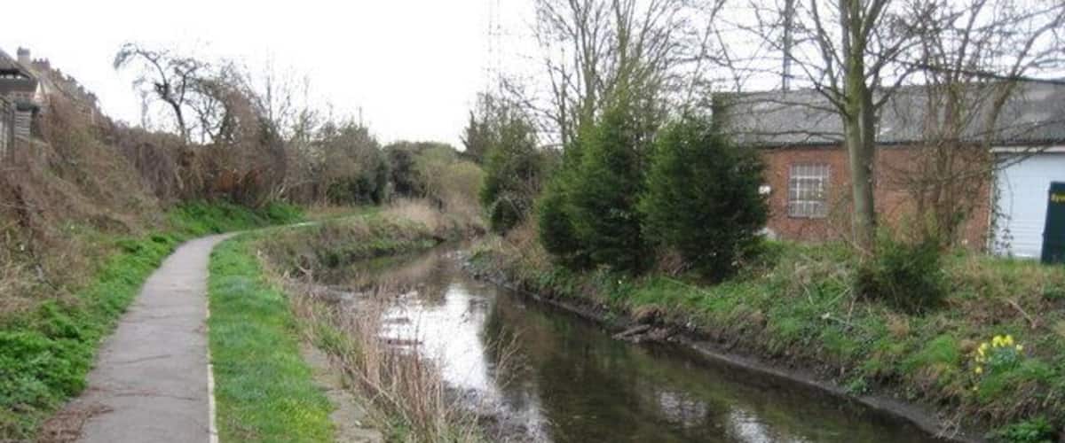River Cray in Crayford The Cray is very shallow here, as one would expect from the name of the town. The footpath is on the London Loop long distance footpath and on National Cycle Network Route 1 between Dover and London.