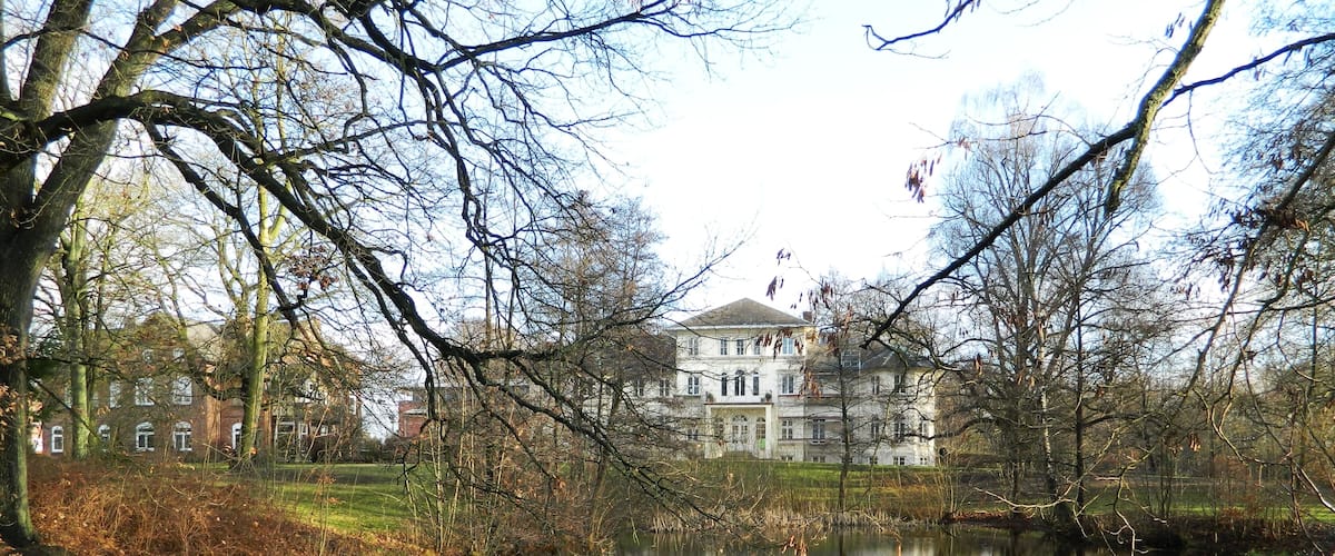 This is a photograph of an architectural monument. It is on the list of cultural monuments of Hamburg, no. 26118