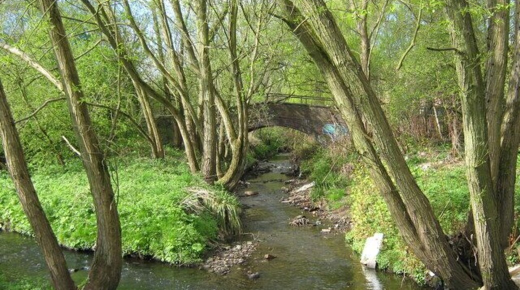 The Bourn Joins The River Rea, Ten Acres, Stirchley Just in the junction of Pershore Road and Cartland Road, the Bourn reaches the River Rea. It started out in Northfield as Merritts Brook, flowed into Griffins Brook before becoming the Bourn and passing through Cadbury's factory.