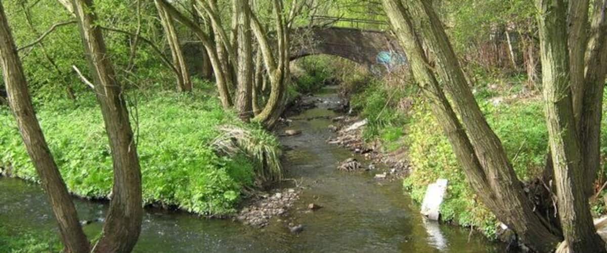 The Bourn Joins The River Rea, Ten Acres, Stirchley Just in the junction of Pershore Road and Cartland Road, the Bourn reaches the River Rea. It started out in Northfield as Merritts Brook, flowed into Griffins Brook before becoming the Bourn and passing through Cadbury's factory.
