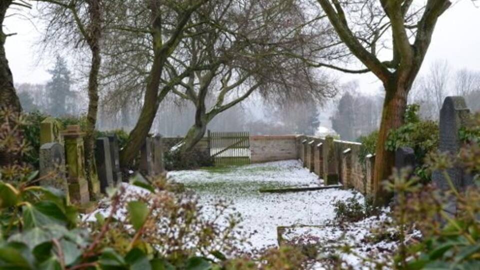 Alter jüdischer Friedhof an der Grenze zu Niederwalluf, 1890 angelegt, belegt bis 1922/23
