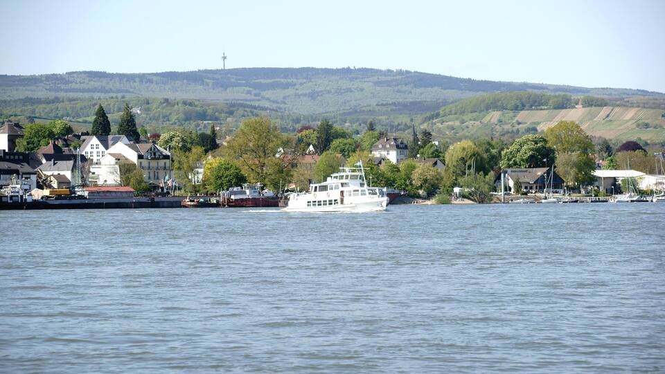 MB0XN1 A passenger ship crosses the river Main near Schierstein.