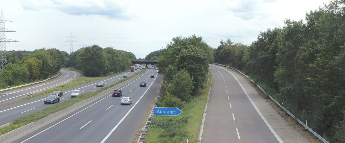 BAB 57 Anschlussstelle Köln-Worringen, Bauvorleistung A54 Kreuz Worringen, links 110-kV-Freileitung Goldenbergwerk–Reisholz (Bl. 0012 M45) in Köln-Roggendorf/Thenhoven