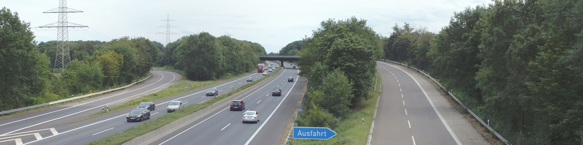 BAB 57 Anschlussstelle Köln-Worringen, Bauvorleistung A54 Kreuz Worringen, links 110-kV-Freileitung Goldenbergwerk–Reisholz (Bl. 0012 M45) in Köln-Roggendorf/Thenhoven