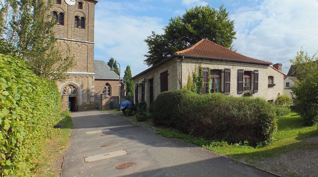 This is a photograph of an architectural monument. It is on the list of cultural monuments of Köln, no. 4877