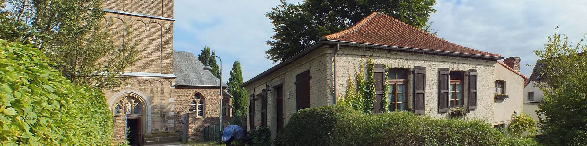 This is a photograph of an architectural monument. It is on the list of cultural monuments of Köln, no. 4877