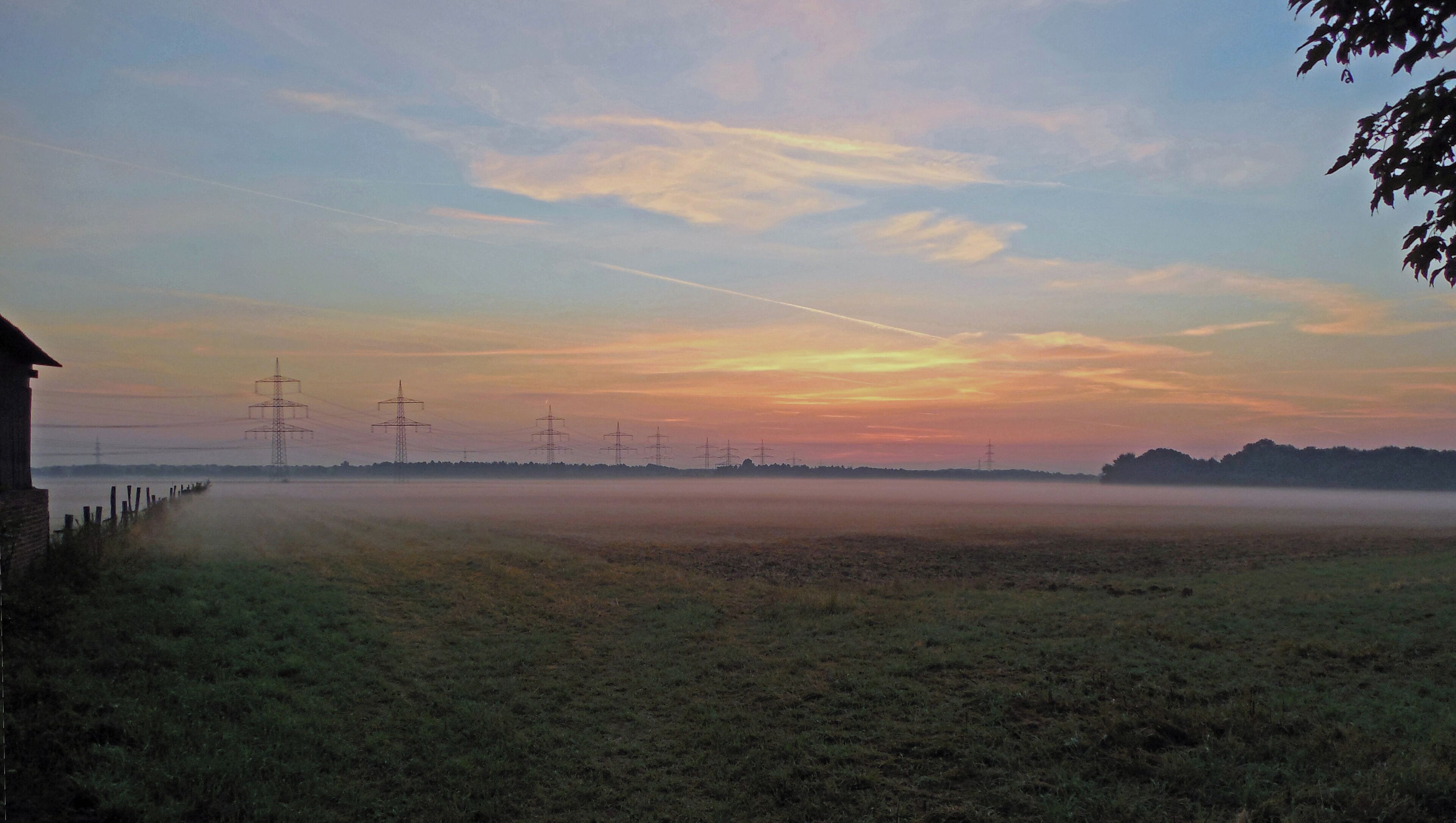 Morgenrot und Bodennebel an der Sinnersdorfer Mühle (links) in Köln-Esch/Auweiler, im Hintergrund Freileitungen (Bl. 4515 und Bl. 4560)