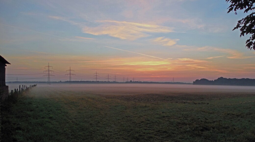 Morgenrot und Bodennebel an der Sinnersdorfer Mühle (links) in Köln-Esch/Auweiler, im Hintergrund Freileitungen (Bl. 4515 und Bl. 4560)