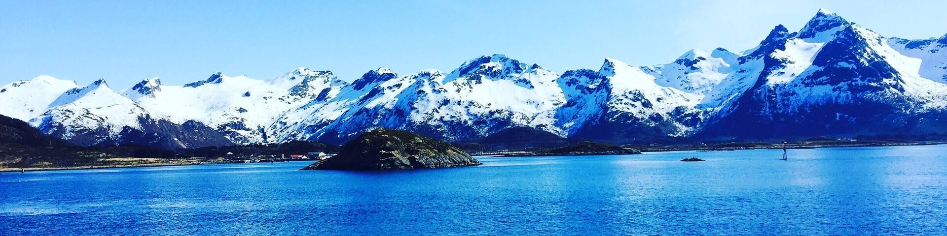 Pristine..!! The beautiful landscape of Lofoten Islands.. Following the E10 from Hennigsvaer to Gimsoy we stopped for lunch at this beautiful spot.. It's #Blue at its best..!!!