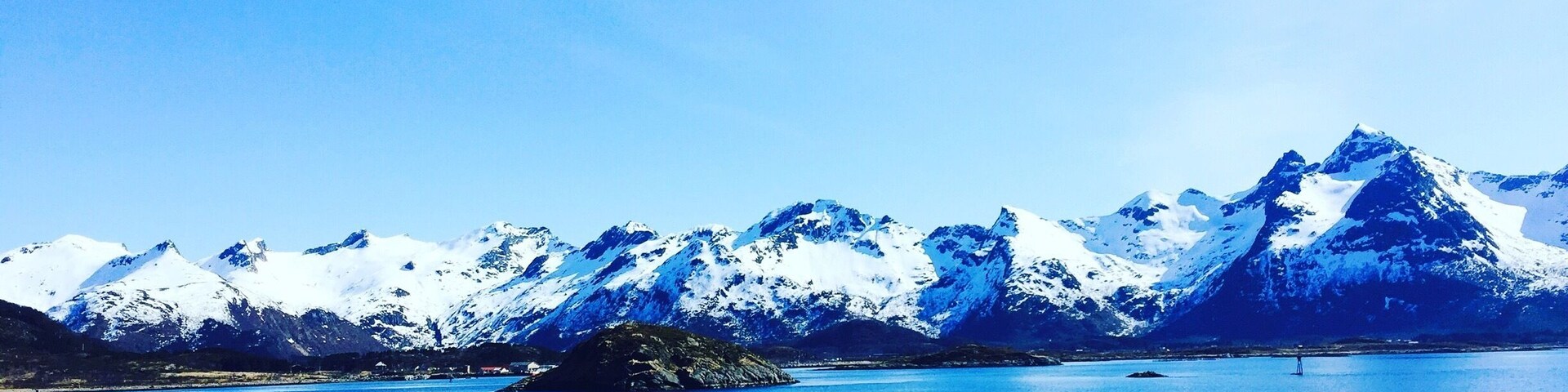 Pristine..!! The beautiful landscape of Lofoten Islands.. Following the E10 from Hennigsvaer to Gimsoy we stopped for lunch at this beautiful spot.. It's #Blue at its best..!!!
