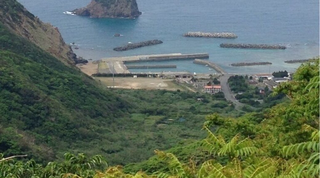 People of Amami Oshima worship the huge rock located on the sea in front of each colony as incarnation of God, and call it 'Tachigami'