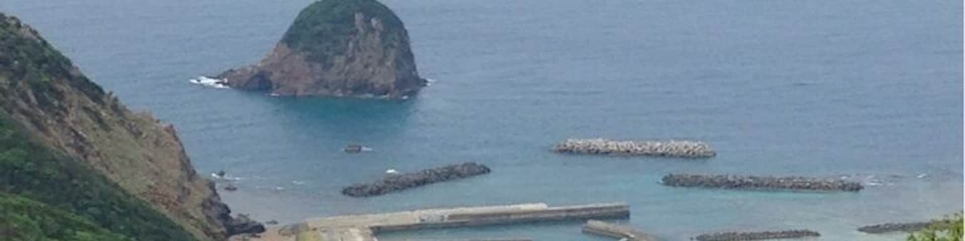 People of Amami Oshima worship the huge rock located on the sea in front of each colony as incarnation of God, and call it 'Tachigami'