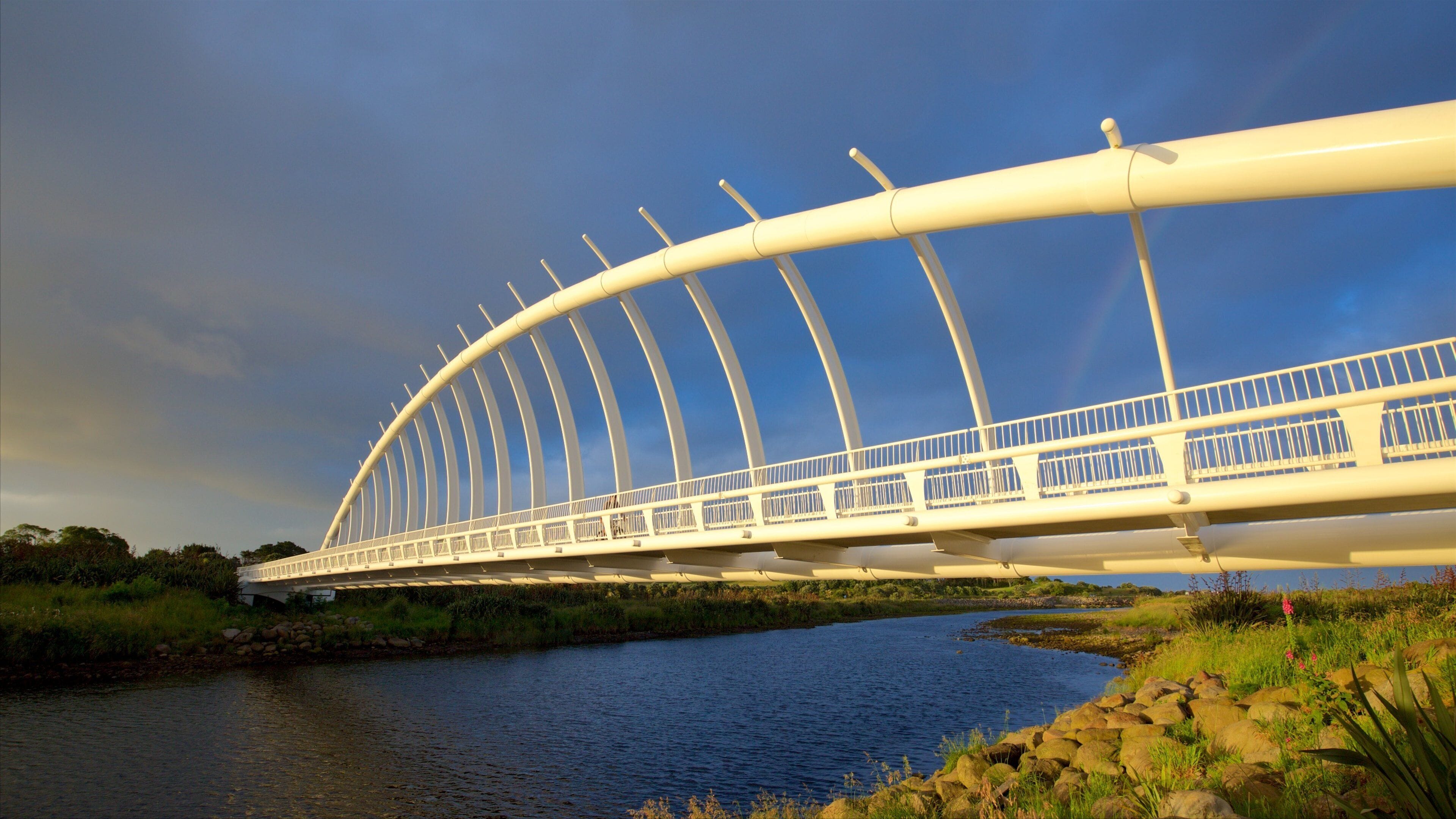 新普利茅斯 呈现出 夕陽, 河流或小溪 和 橋梁