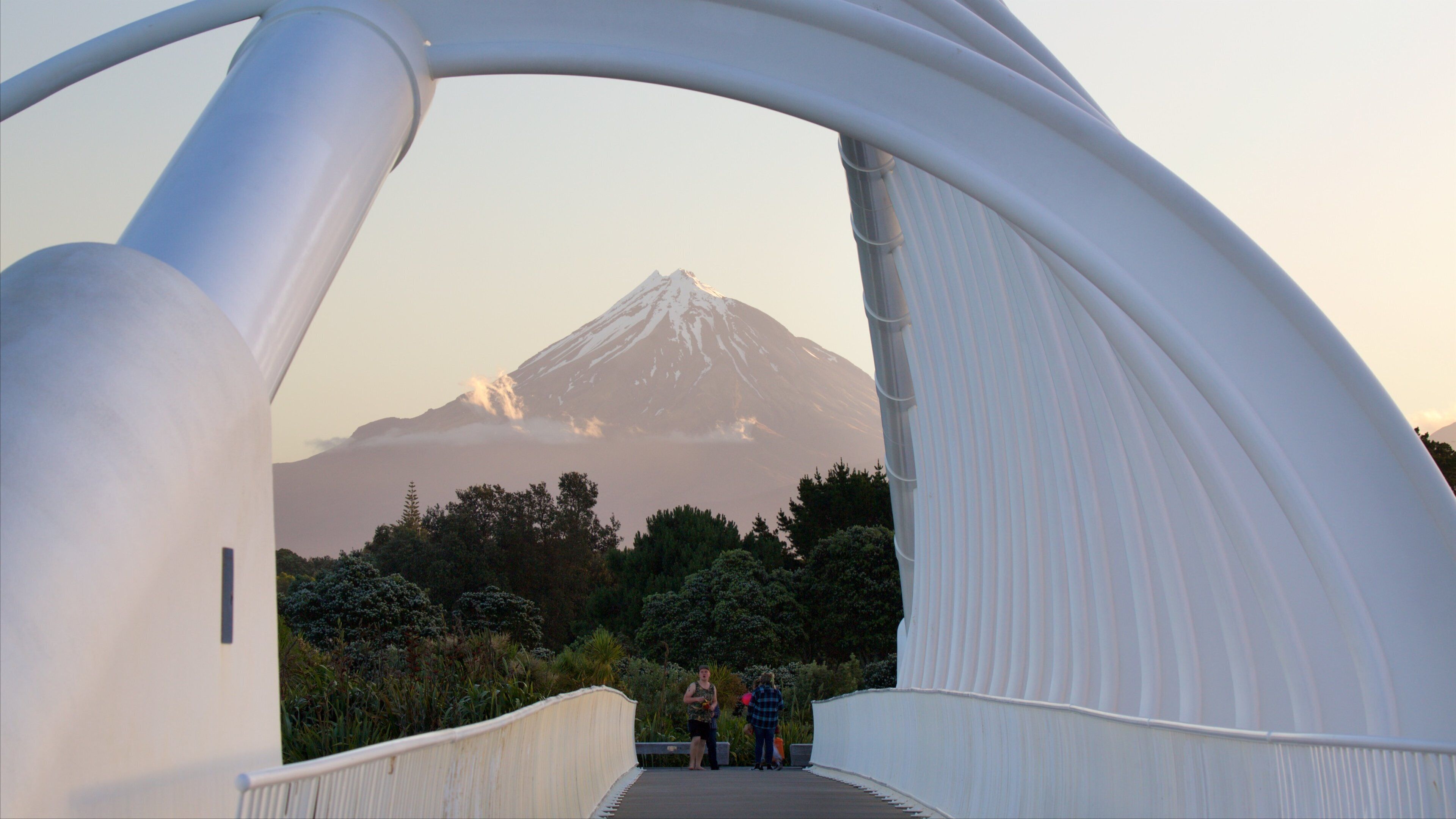 New Plymouth mit einem Brücke und Berge