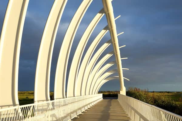 New Plymouth mit einem Sonnenuntergang und Brücke