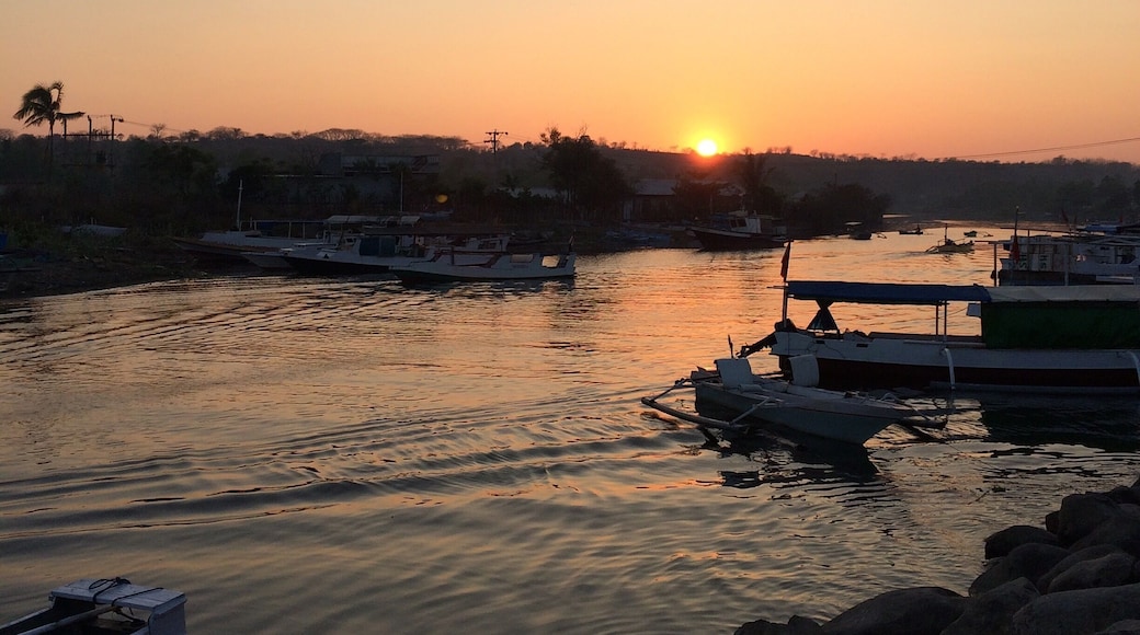 namanya Mulut Kali, #dermaga di sumbawa ini biasa dipakai kapal besar yang sandar dari #lpulau #moyo yang membawa bahan bakar, hasil tanaman moyo dan penumpang umum yang akan plesir ke sumbawa. yang perlu diingat adalah, tidak ada kapal besar dari dan ke moyo melalui dermaga ini di hari #jumat.