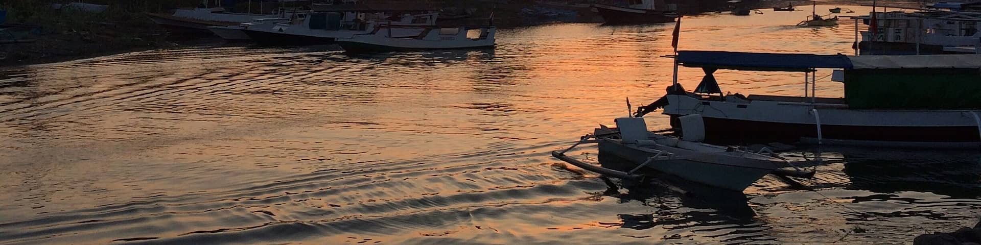 namanya Mulut Kali, #dermaga di sumbawa ini biasa dipakai kapal besar yang sandar dari #lpulau #moyo yang membawa bahan bakar, hasil tanaman moyo dan penumpang umum yang akan plesir ke sumbawa. yang perlu diingat adalah, tidak ada kapal besar dari dan ke moyo melalui dermaga ini di hari #jumat.