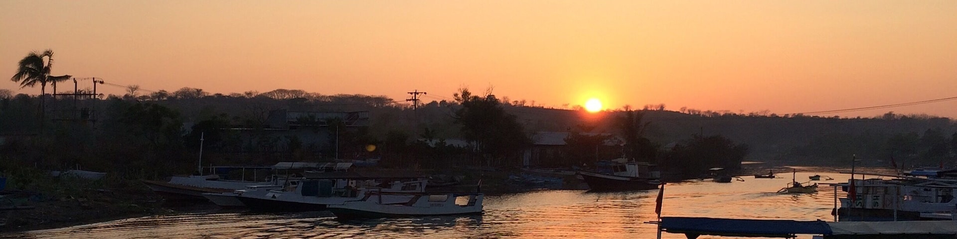 namanya Mulut Kali, #dermaga di sumbawa ini biasa dipakai kapal besar yang sandar dari #lpulau #moyo yang membawa bahan bakar, hasil tanaman moyo dan penumpang umum yang akan plesir ke sumbawa. yang perlu diingat adalah, tidak ada kapal besar dari dan ke moyo melalui dermaga ini di hari #jumat.