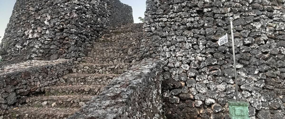 Ancient stone ruins with a sign indicating 'Bastion Dett'.