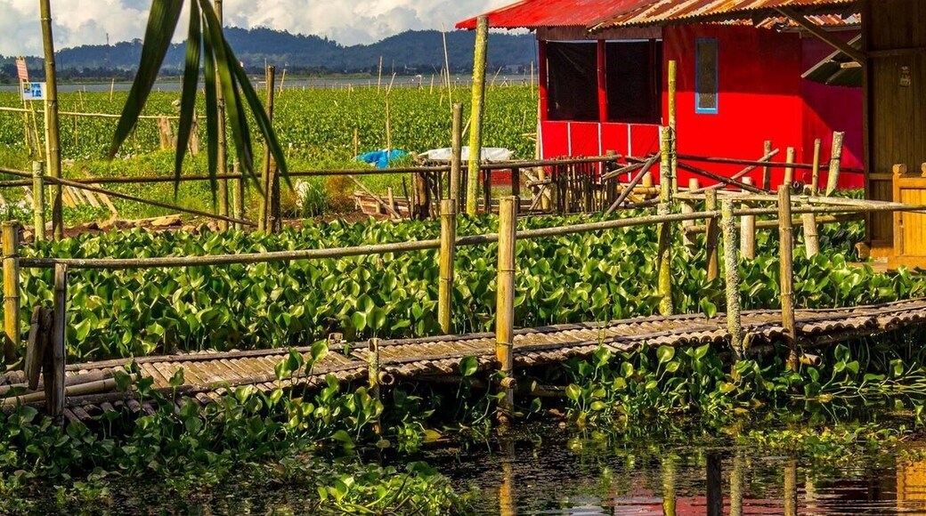 Nice house beside the lake Tondano