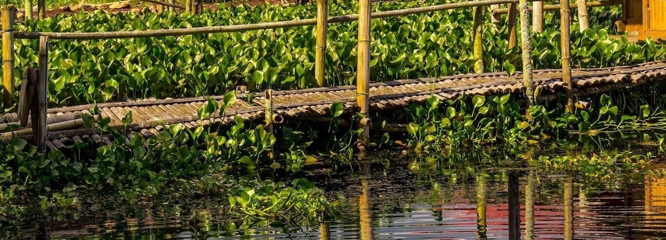 Nice house beside the lake Tondano