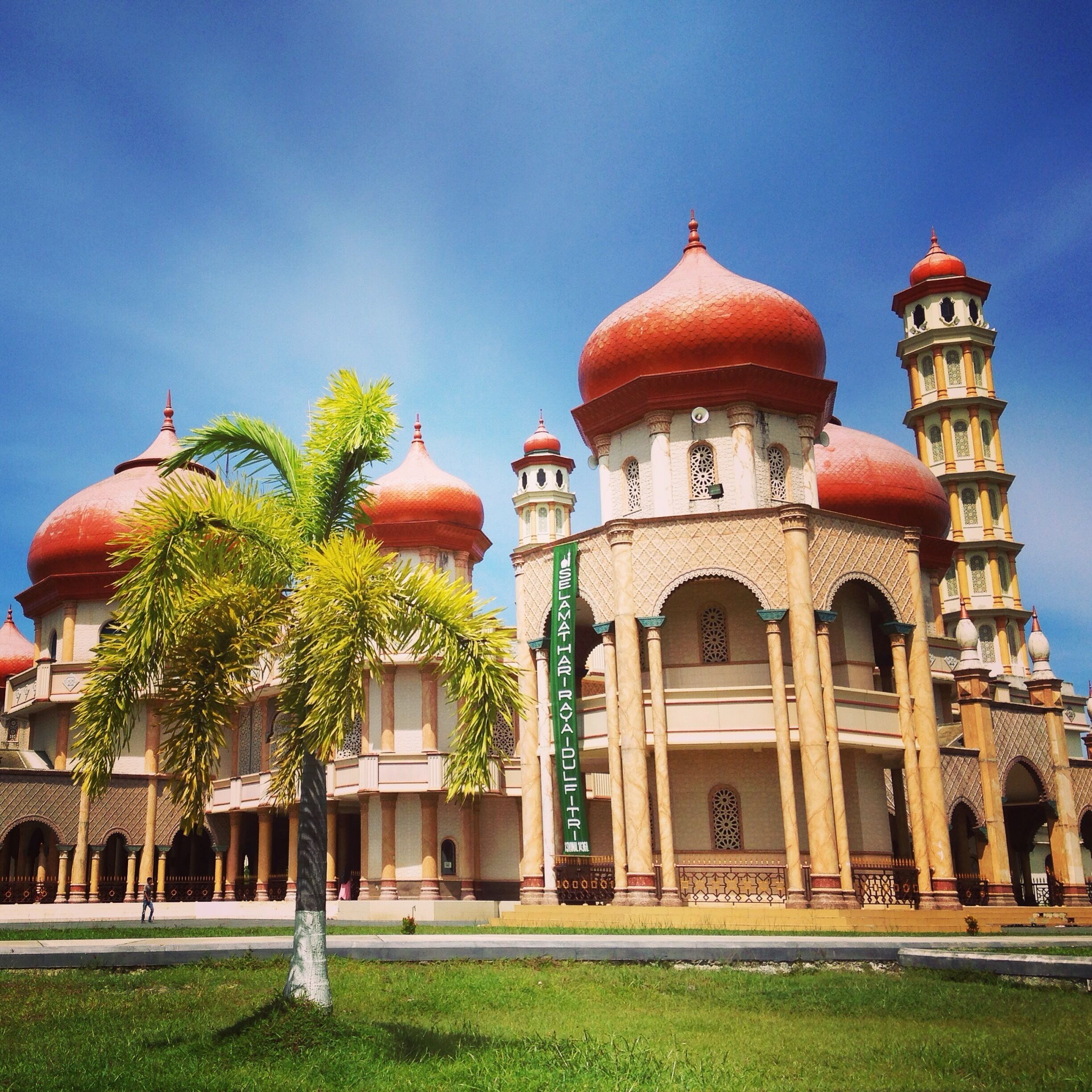 A large mosque with multiple domes and minarets.