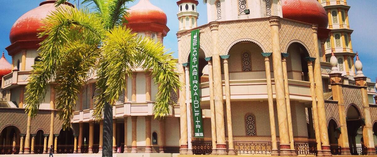 A large mosque with multiple domes and minarets.