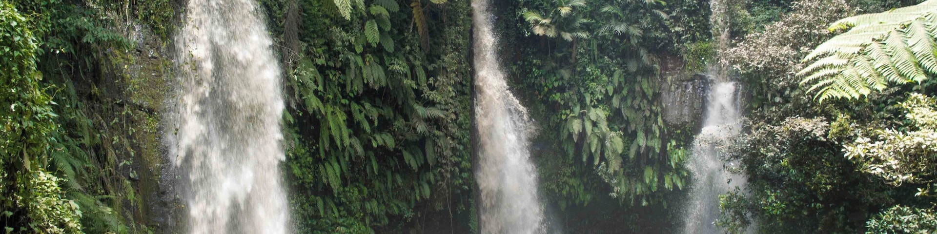 Besides great empty beaches, the island of Lombok also has lush rainforests with plenty of waterfalls. Benang Stokel and Benang Kelambu are a bit out of the way in the center of the island, but are well worth a visit!