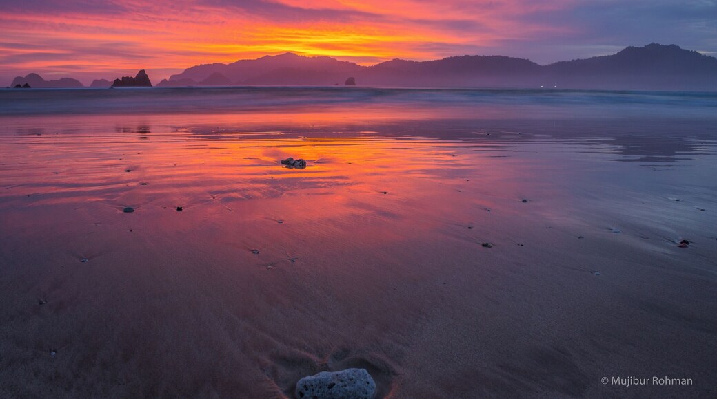 Pantai Pulau Merah (Red Island Beach), Banyuwangi, Indonesia