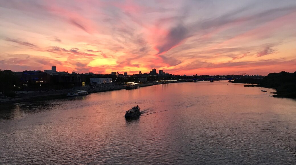 Beautiful sunset in Warsaw by the river.
#summertime
#Trovember
#outdoors
#LifeAtExpedia