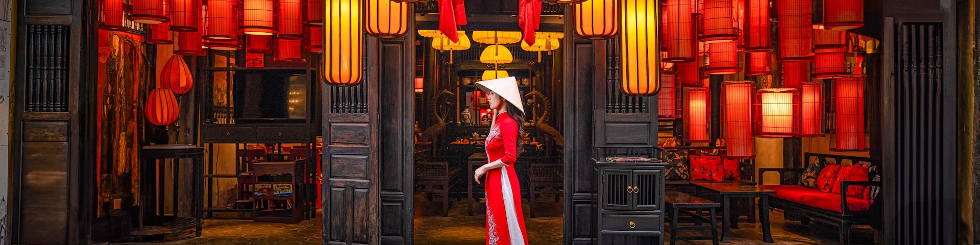Um edifício tradicional chinês com lanternas elaboradas e decorações vermelhas.